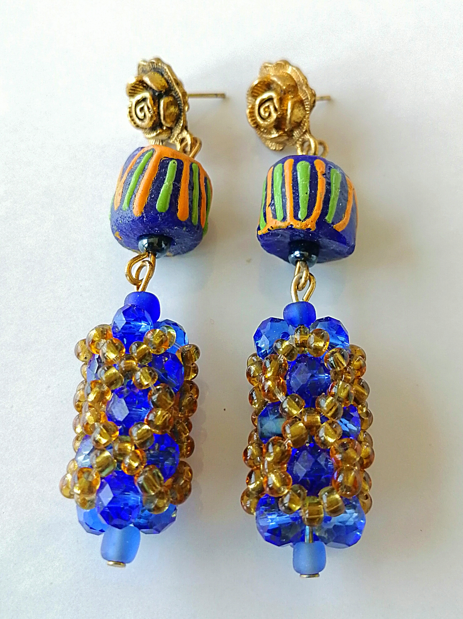 MBE 022 – Ghanaian krobo bead, glass & crystal beads earrings – Mbozuri